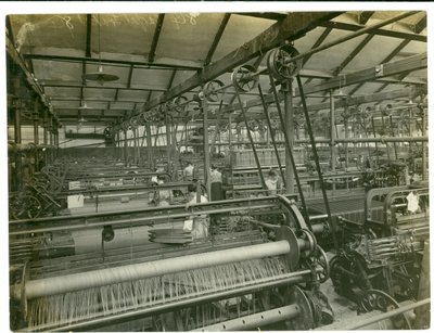 Stofweefkamer, Long Meadow mill, 1923 door English Photographer